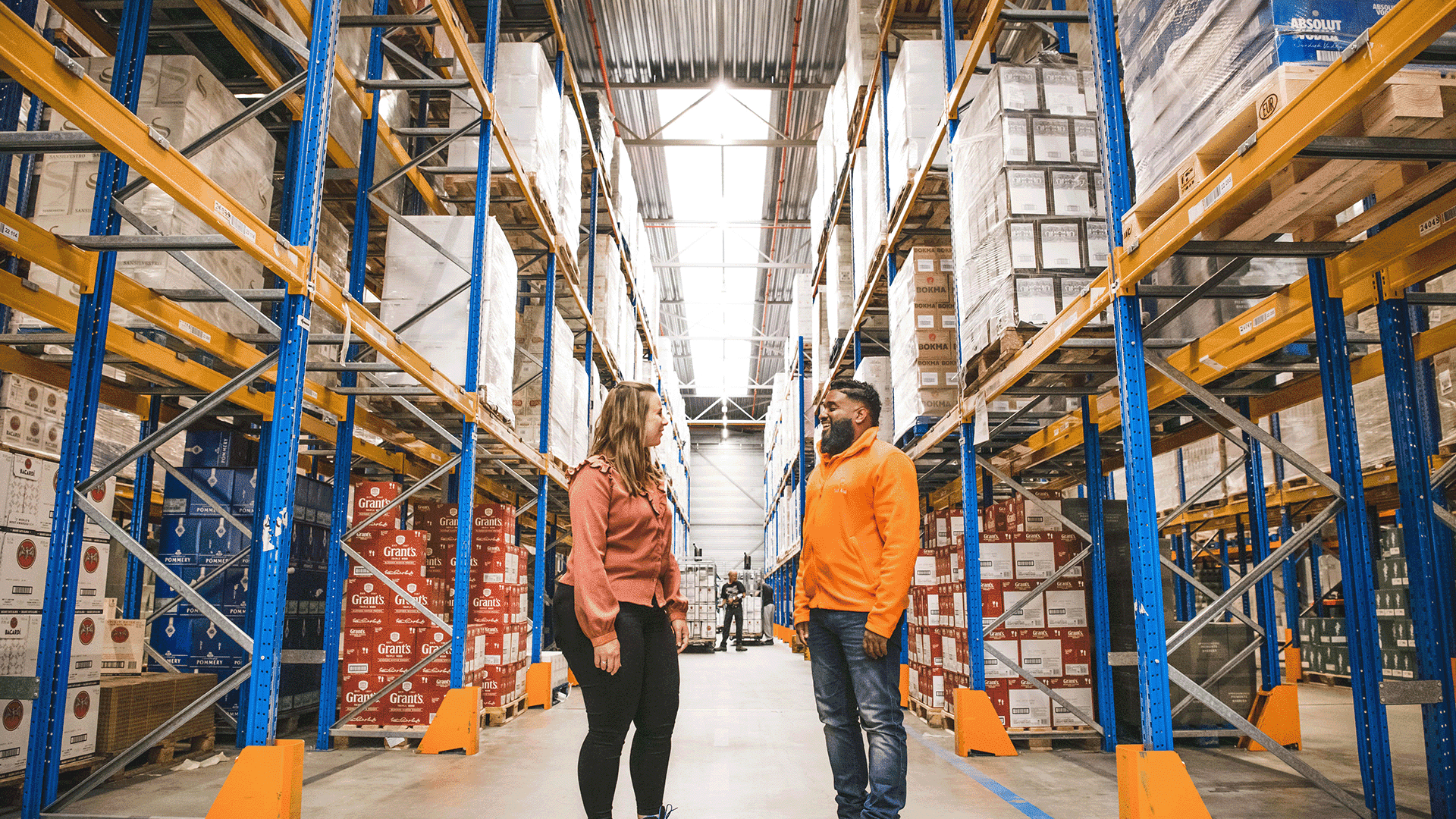 AholdDelhaize_Careers_Gall_&_Gall_Eline Koekenberg-Looij_Supply Chain_standing_with_floormanager_storage.png
